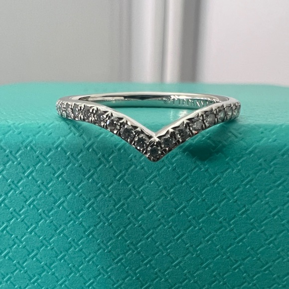 Beautiful V ring - Picture 8 of 14
